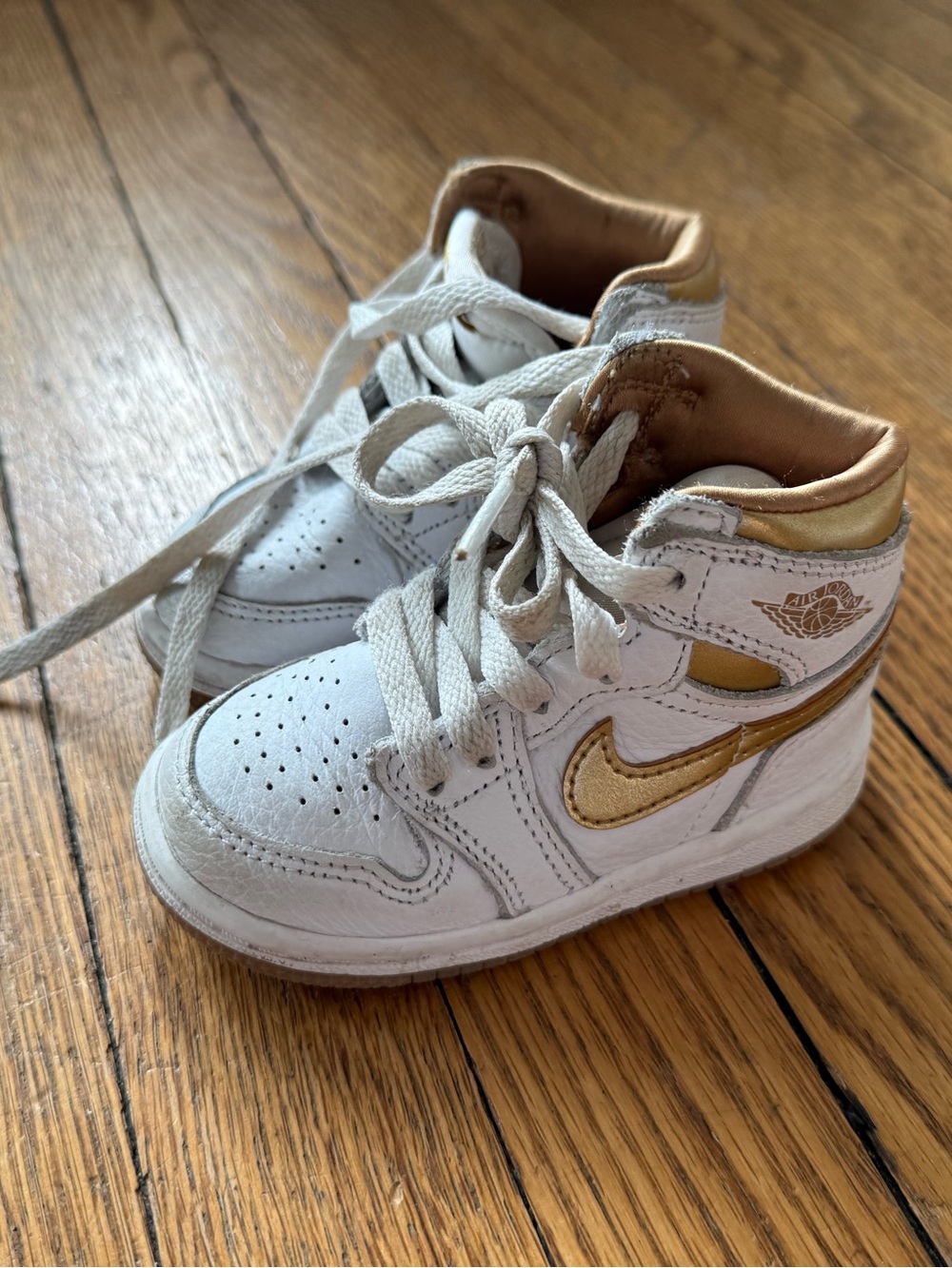 Nike Air Jordan 1 Retro High OG "Metallic Gold” - Size 5